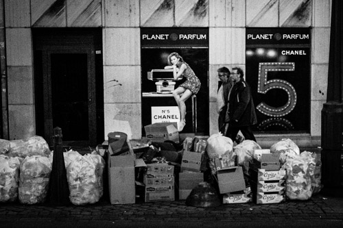 Men walking by Planet Parfum - Liege, Belgium (2015)